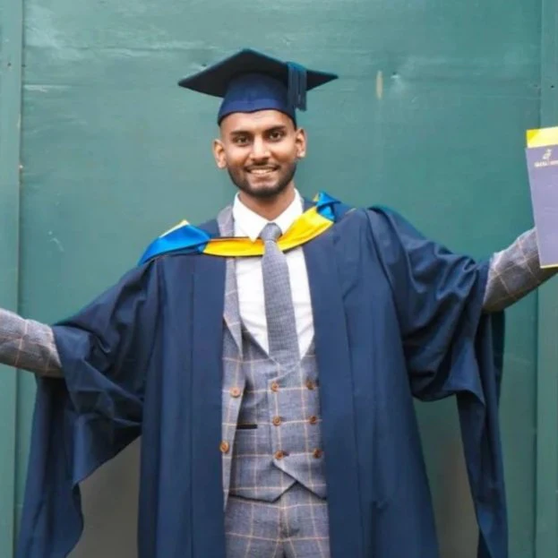 Bachelors Graduation Set for use at Anglia Ruskin Ceremonies (Hire) - Image 4