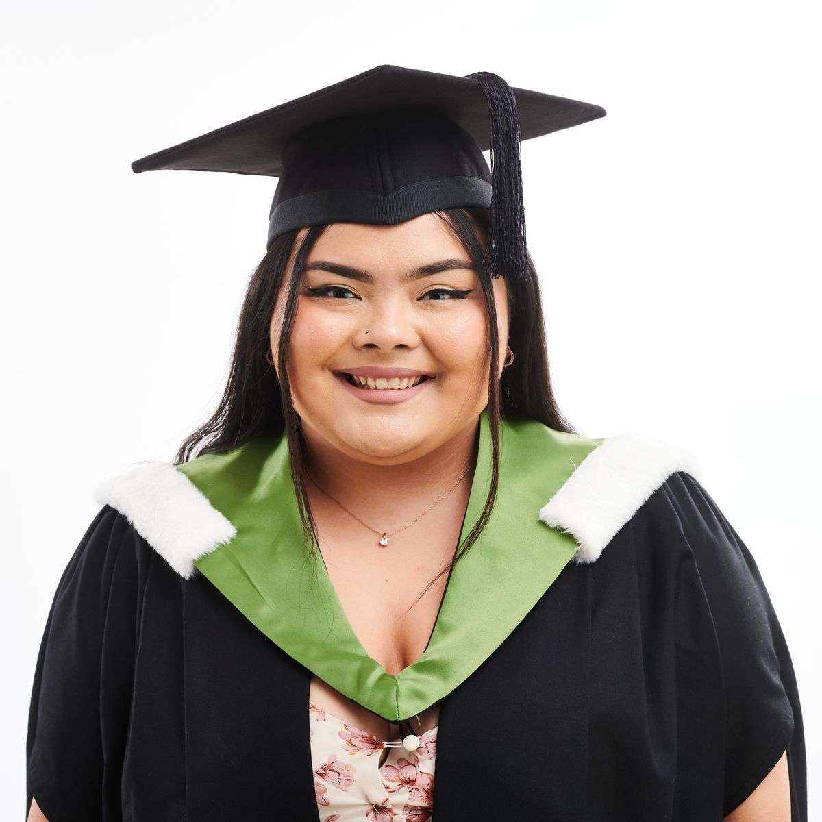 Edinburgh University Bachelors Graduation Set (Hire) - Image 3