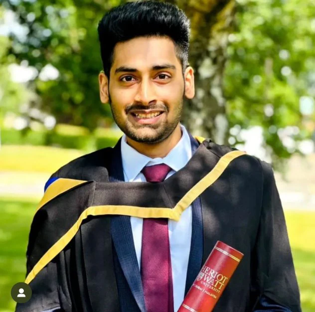 Heriot Watt University Postgraduate Masters Graduation Set (Hire) - Image 4