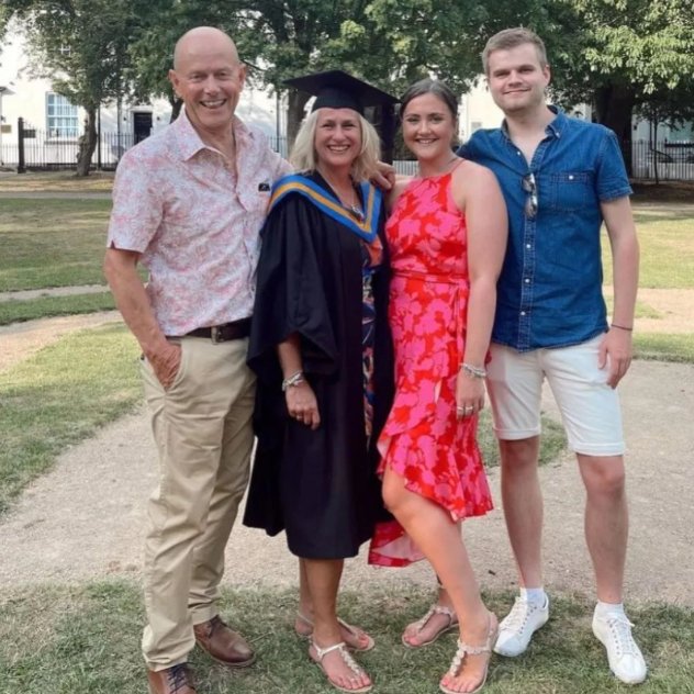 Leeds Beckett University Bachelors Graduation Set (Hire) - Image 4