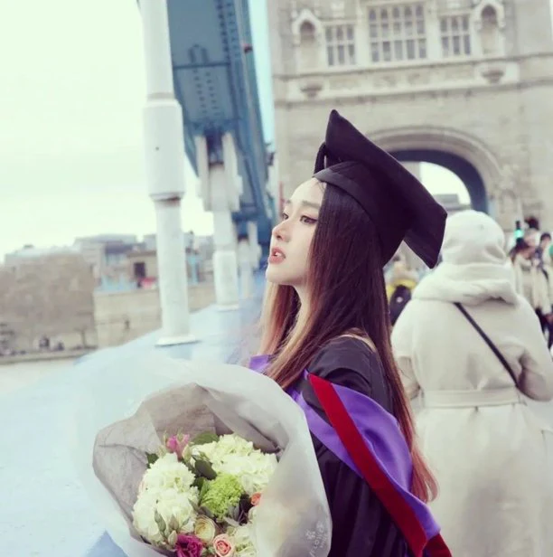 University of the Arts London Masters Graduation Set (Hire) - Image 4